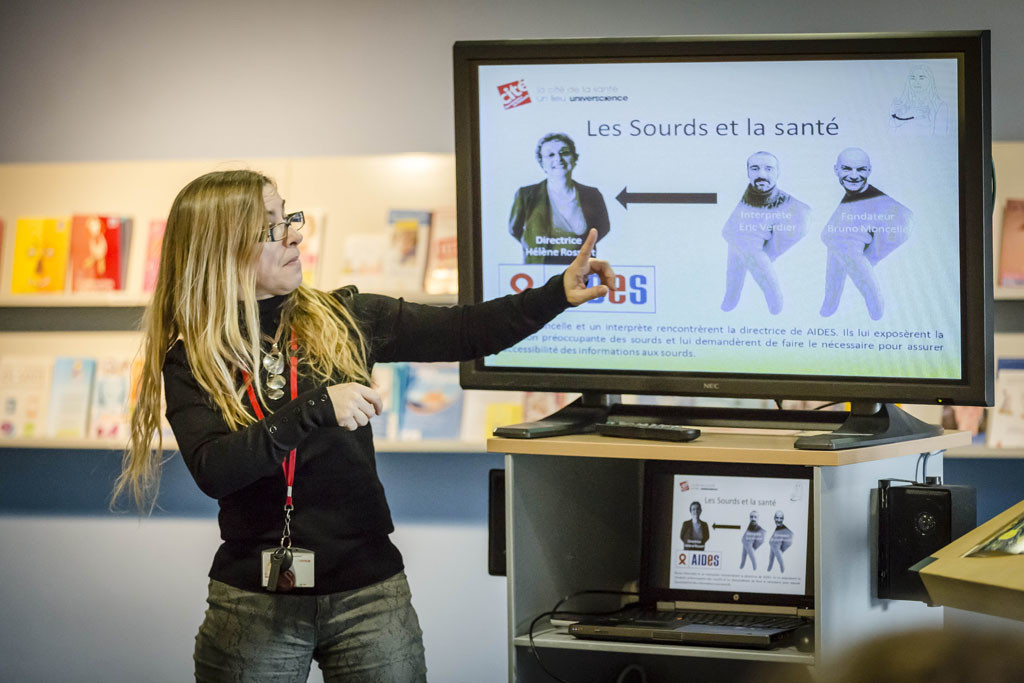 Visite d'une exposition en langue des signes à la Cité des Sciences et de l'Industrie, Paris, février 2015. © Arnaud Robin / 06 76 23 38 34 / wwww.arnaudrobin.net / arnaudrobin@free.fr