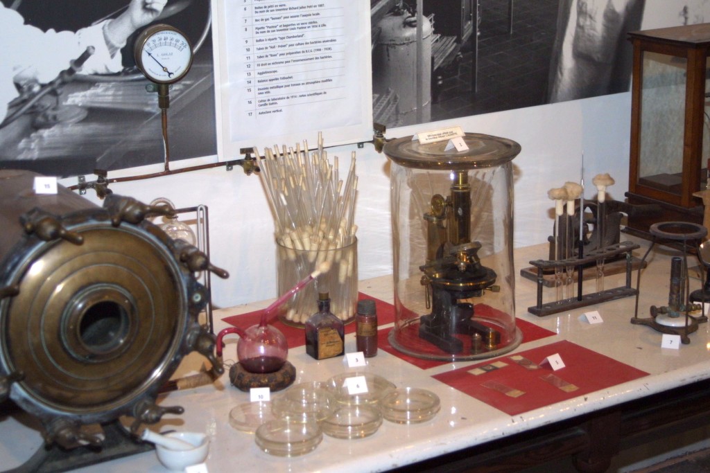 Il microscopio originale del professor Calmette. Photothèque de l'Institut Pasteur de Lille