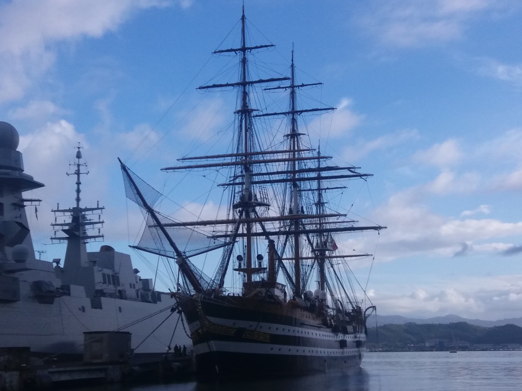 Le voilier Amerigo Vespucci (à droite) à côté d'un bateau militaire plus récent. Photo : Annalisa Plaitano
