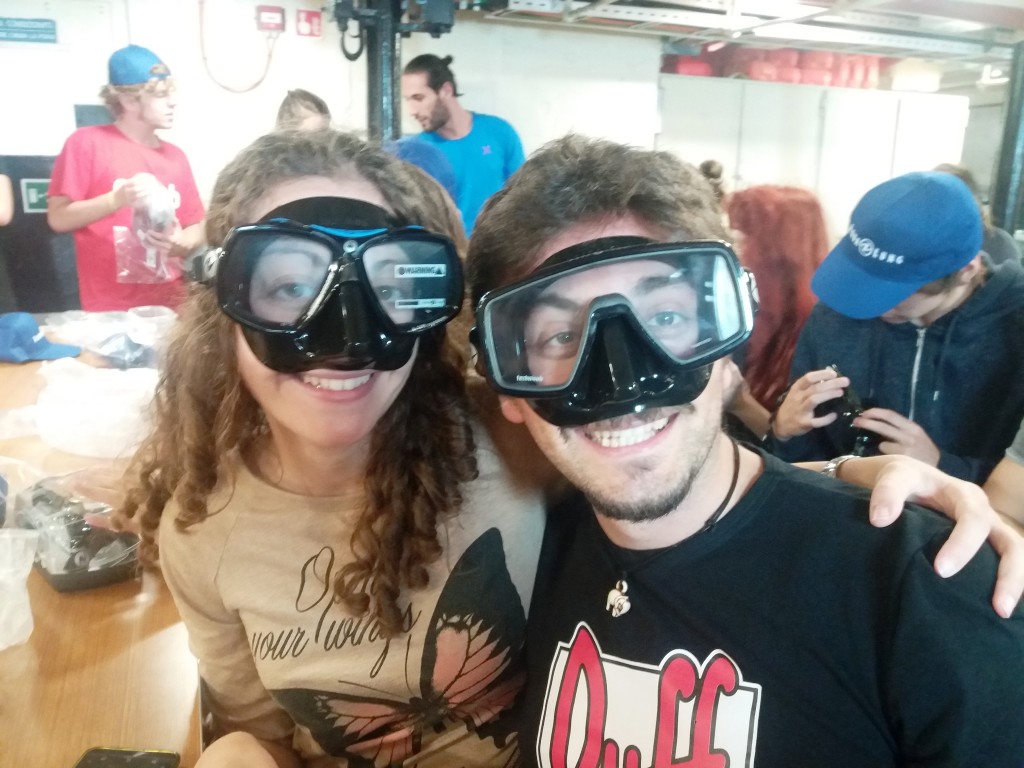 deux jeunes avec des masques de plongée
